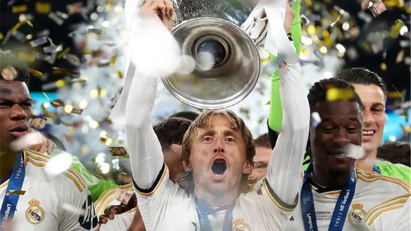 برشلونة يهنيء ريال مدريد عقب تتويجه بلقب دوري أبطال أوروبا