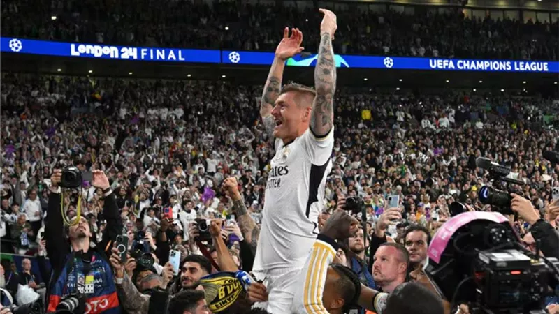توني كروس بعد تتويج ريال مدريد : سعيد بالرحيل بهذه الطريقة