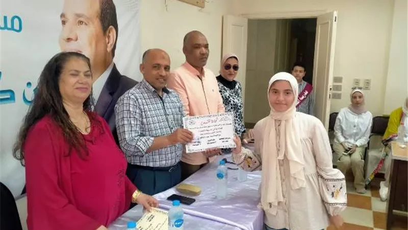 وكيل وزارة تعليم مطروح يكرم الطلاب الموهوبين