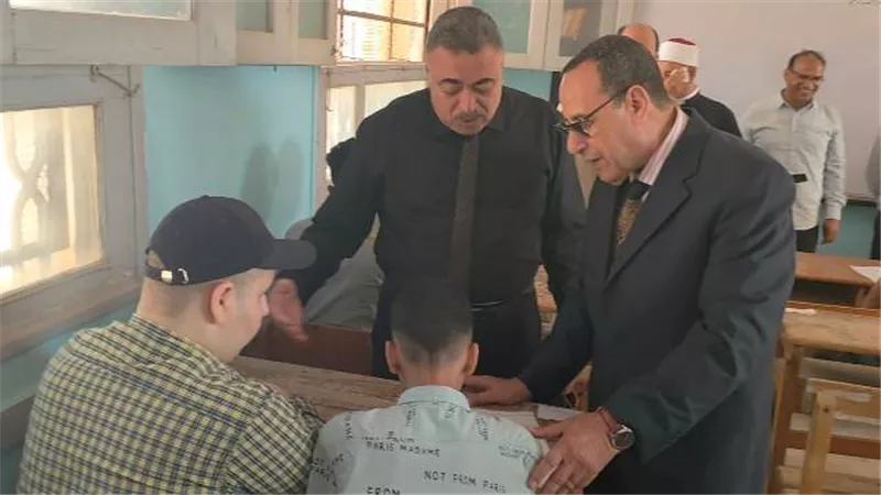 محافظ شمال سيناء يتفقد امتحانات الثانوية الأزهرية بمعاهد العريش