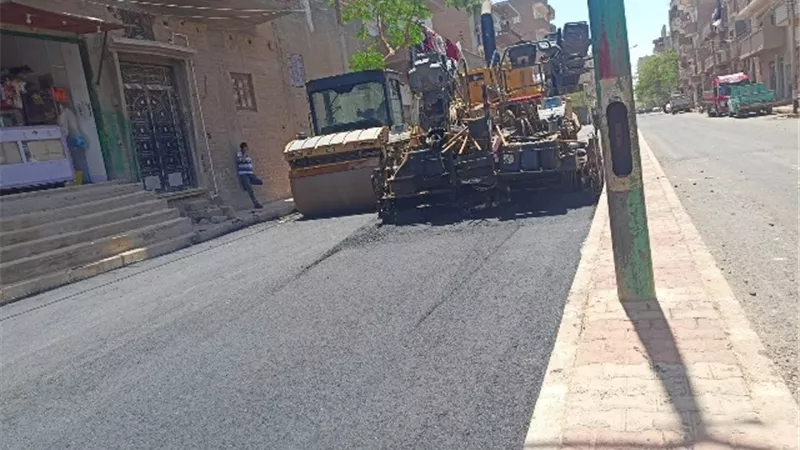 تطوير مدينة منفلوط برصف 7 شوارع رئيسية وتركيب بلاط الانترلوك