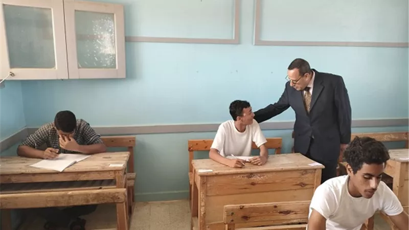 محافظ شمال سيناء يتفقد امتحانات الثانوية الأزهرية بمعاهد العريش