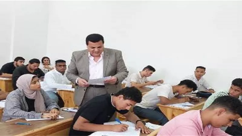 رئيس جامعة بني سويف التكنولوجية يتفقد سير امتحانات نهاية العام