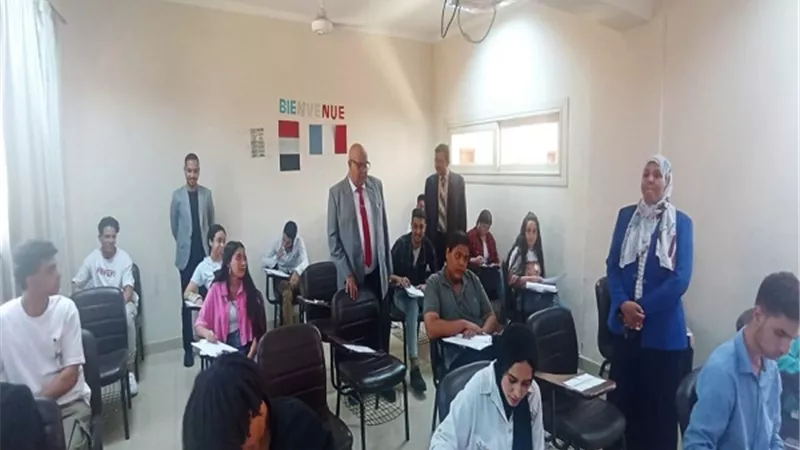 رئيس جامعة الأقصر يتفقد امتحانات كلية الألسن