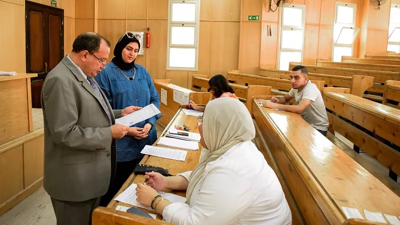 رئيس جامعة بني سويف يتفقد سير الامتحانات