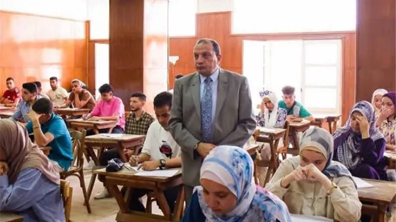 رئيس جامعة بني سويف يتفقد سير الامتحانات