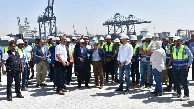 وزير النقل يشيد بالجهد المبذول من العاملين بمحطة تحيا مصر في ميناء الإسكندرية