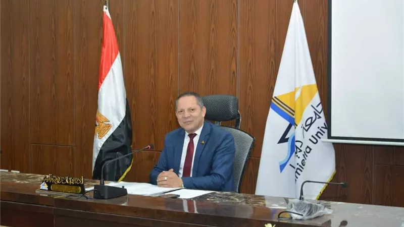 رئيس جامعة دمياط يجتمع بلجان أخلاقيات البحث العلمي