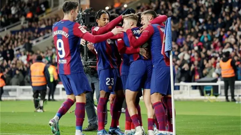 مدافع برشلونة يضع شرطين لحسم مستقبله