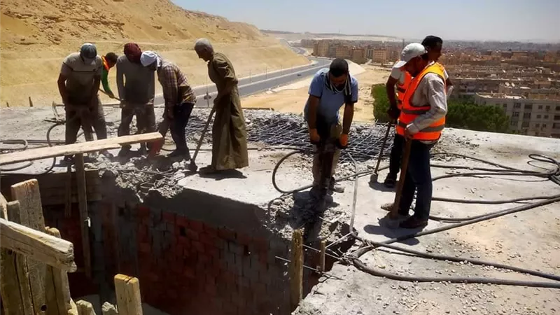 المنطقة الجنوبية : إزالة اعمال بناء مخالف بالحى الثالث بالهضبة الوسطى