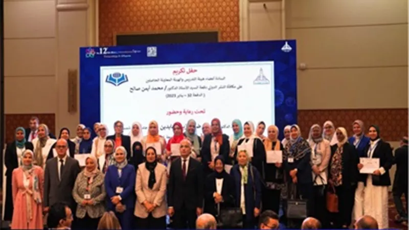 جامعة عين شمس تكرم الحاصلين علي مكافأة النشر الدولى للدفعة ٣٢