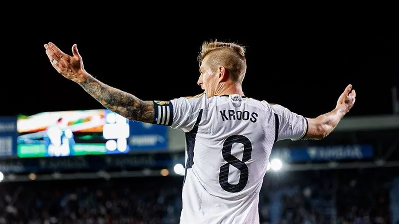 نجم ريال مدريد يرتدي قميص كروس الموسم المقبل