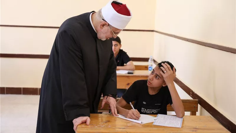 وكيل الأزهر خلال تفقده لجان امتحانات الثانوية الأزهرية