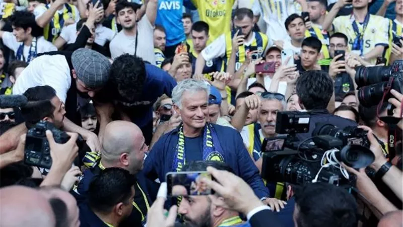 وسط آلاف المشجعين.. فنربخشة التركى يقدم مورينيو فى حفل أسطورى