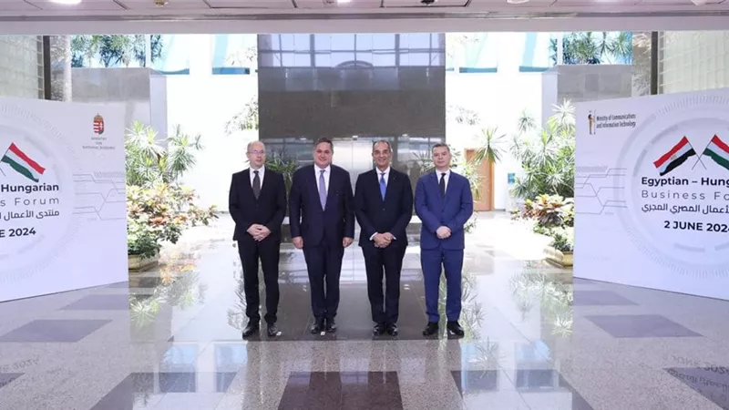 الاتصالات تستعرض المزايا التنافسية للقطاع بمنتدى الأعمال المصرى المجرى