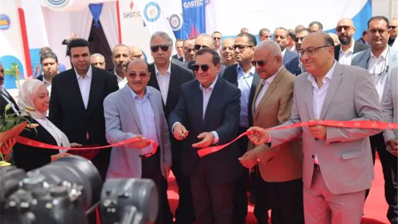 وزير البترول ومحافظ السويس يفتتحان محطتى بنزين وغاز بالسويس