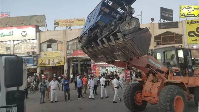 عبداللاه: غلق وتشميع 15 نشاط تجارى مخالف بالعاشر من رمضان.. صور