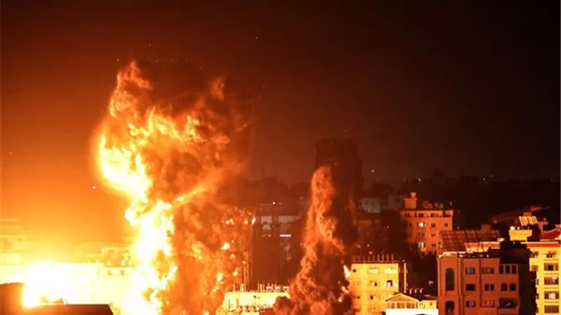 طائرات الاحتلال تستهدف مواطنين قرب مفترق مصبح شمال رفح الفلسطينية