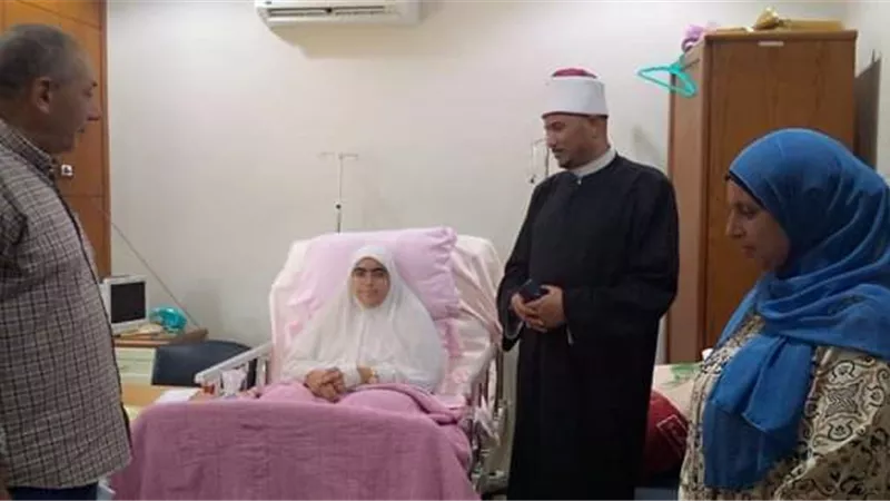 رئيس كفر الشيخ الأزهرية يطمئن على الطالبة 
