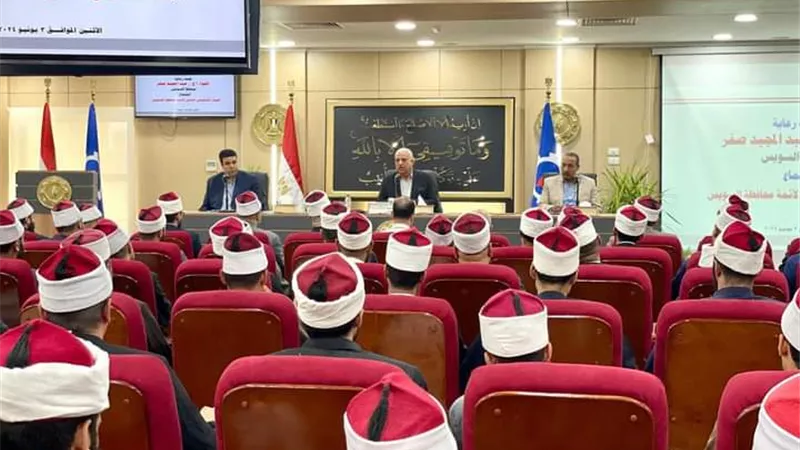 محافظ السويس يلتقي عددا من المشايخ و الأئمة في اجتماع البناء