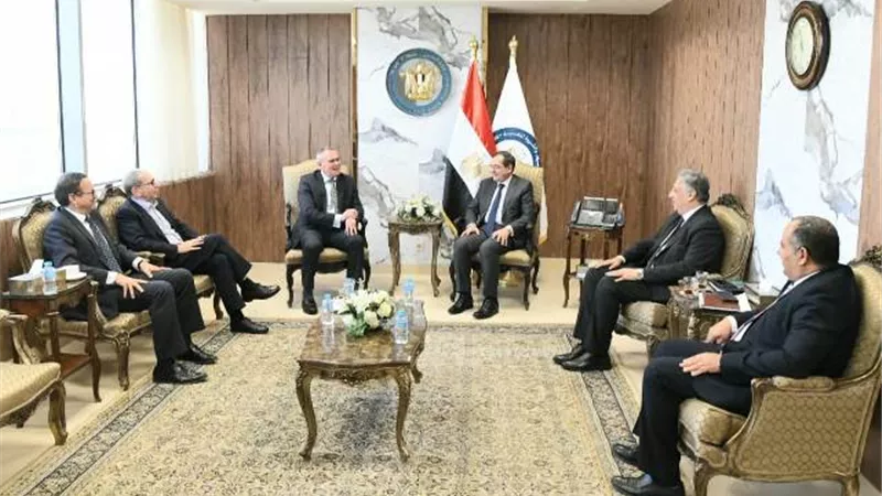 وزير البترول يبحث مع رئيس كايرون إنرجى أنشطتها في مناطق امتيازها