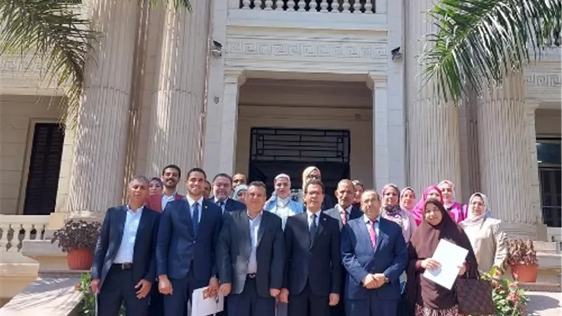 رئيس جامعة بنها يكرم المتدربين على نظم التقويم الذاتي والتخطيط الاستراتيجي