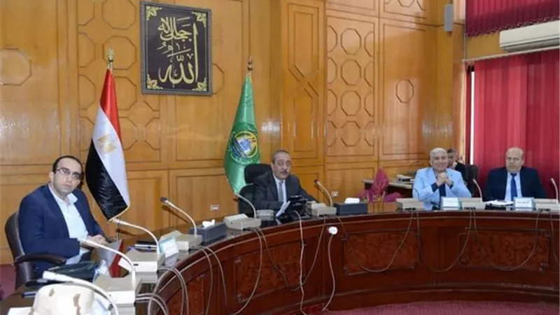 محافظ الإسماعيلية يناقش الاستعداد للتدريب العملي لمجابهة الأزمات
