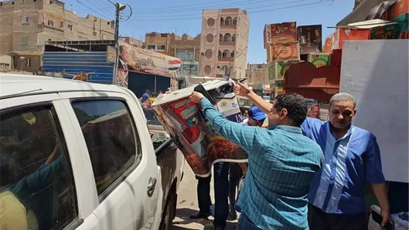 حملة لضبط ورفع الإشغالات بمدينة جهينة بسوهاج