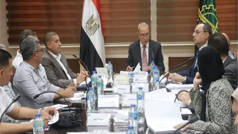 محافظ القليوبية يبحث طلبات المعلنين و تعظيم موارد الإعلانات
