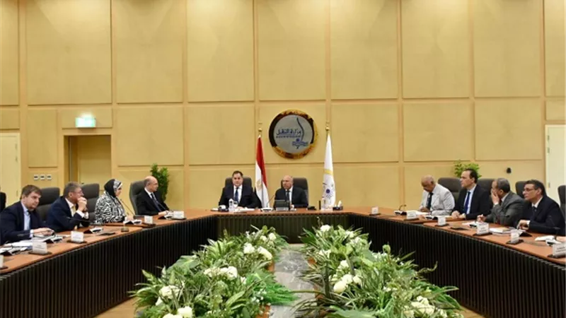 وزير النقل يعقد جلسة مباحثات هامة مع وزير الاقتصاد الوطني بالمجر