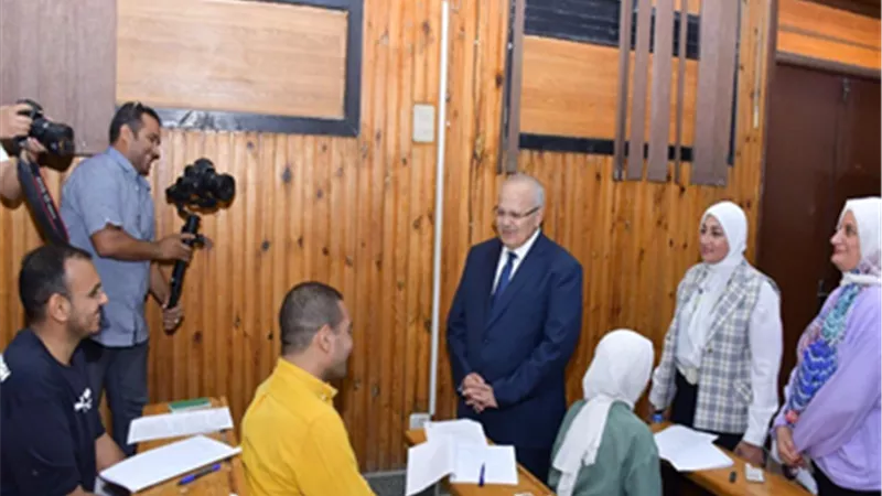 رئيس جامعة القاهرة يتفقد امتحانات الدراسات العليا بكلية الإعلام