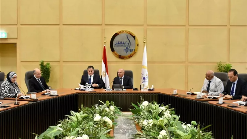 وزير النقل يبحث مع نظيره المجري سبل توطين صناعة الأتوبيسات الكهربائية بمصر
