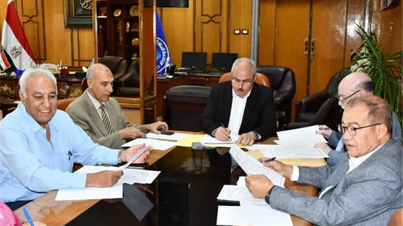 نائب رئيس جامعة القناة الأسبق يفوز بجائزة العطاء والوفاء