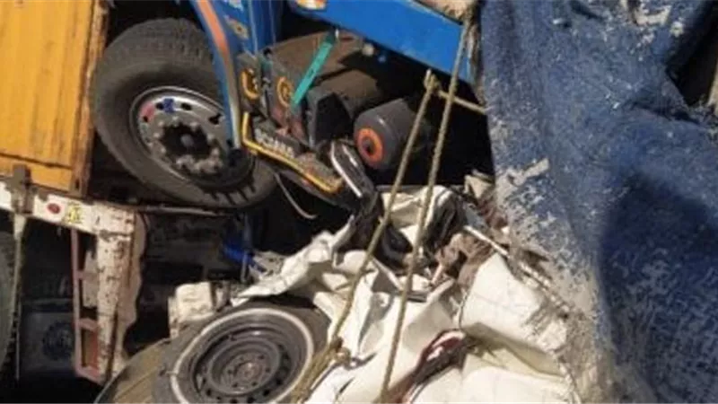 مصرع طالب وإصابة 3 آخرين في تصادم سيارتين نقل بنجع حمادي