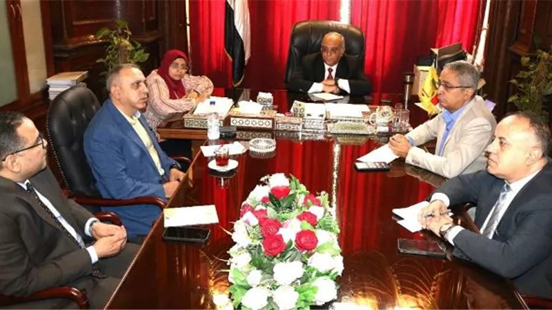 الزراعة: بحث سبل التعاون بين بحوث الصحراء وشلاتين للثروة المعدنية