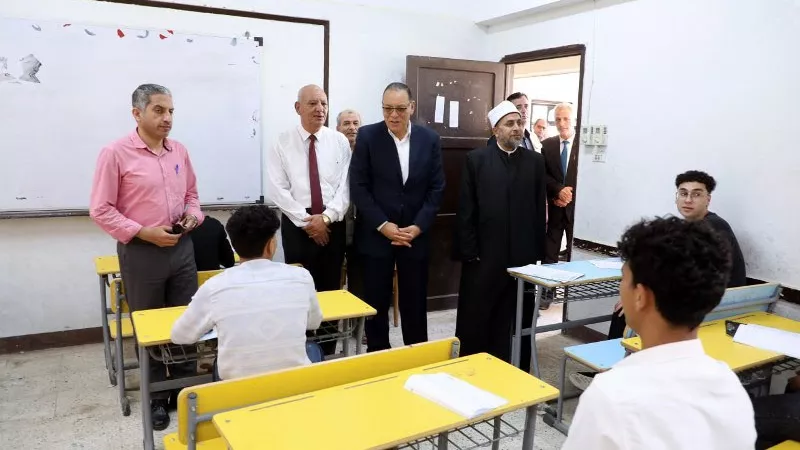 محافظ الشرقية يتفقد لجان امتحانات الثانوية الأزهرية