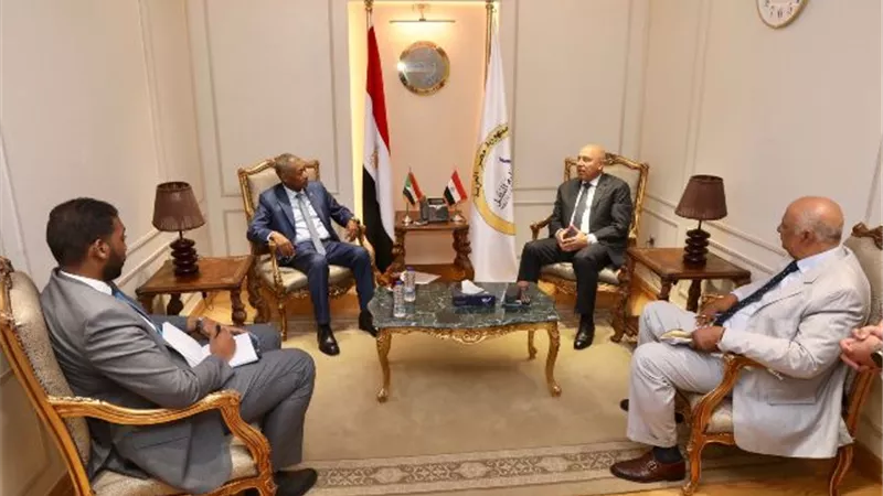 الوزير يبحث مع السفير السودانى التعاون الثنائى فى مجال النقل
