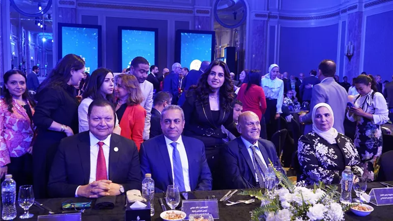 رئيس الاعتماد والرقابة الصحية يتسلم جائزة الإنجاز المؤسسى