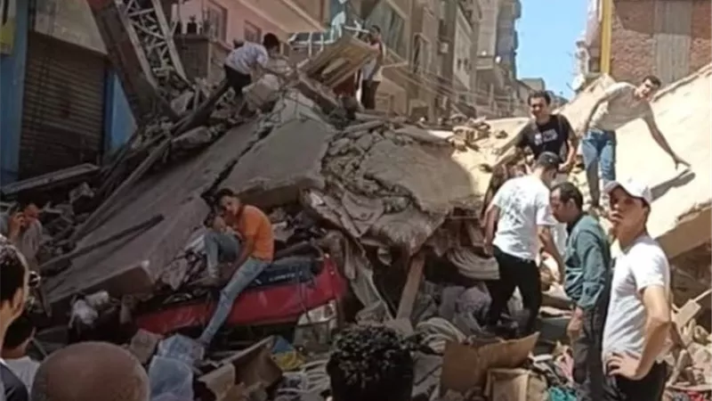 مصرع واصابة 4 في انهيار منزل من 5 طوابق فى الدقهلية.. بالصور