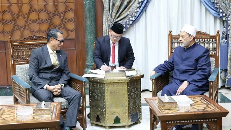 شيخ الأزهر: طلاب إندونيسيا الوافدون بالأزهر طلاب علم بدرجة امتياز