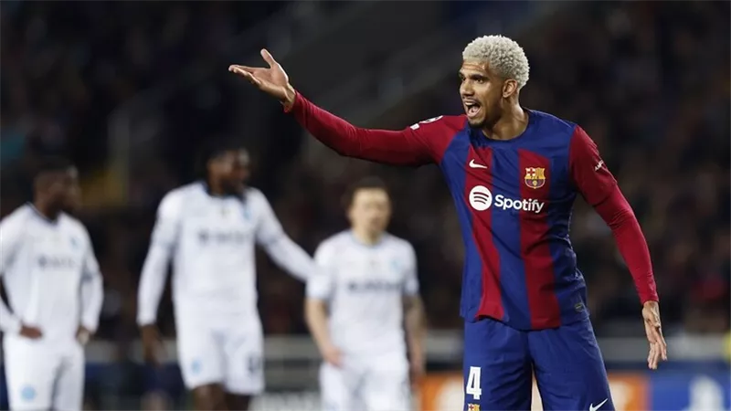 برشلونة يهدد صخرة دفاعه أراوخو بعرضه للبيع