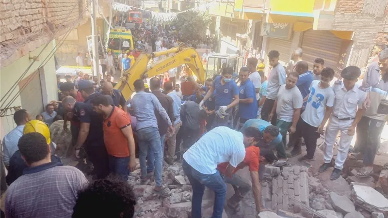 استخراج جثة طفل وانقاذ 3 آخرين اسفل أنقاض عقار بالدقهلية