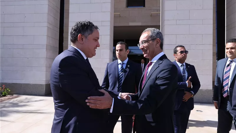 وزير الاتصالات يبحث تطوير خدمة الإنترنت فائق السرعة الثابت