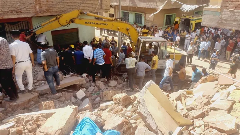 إنقاذ مسنة من تحت انقاض عقار النبي دانيال بالدقهلية