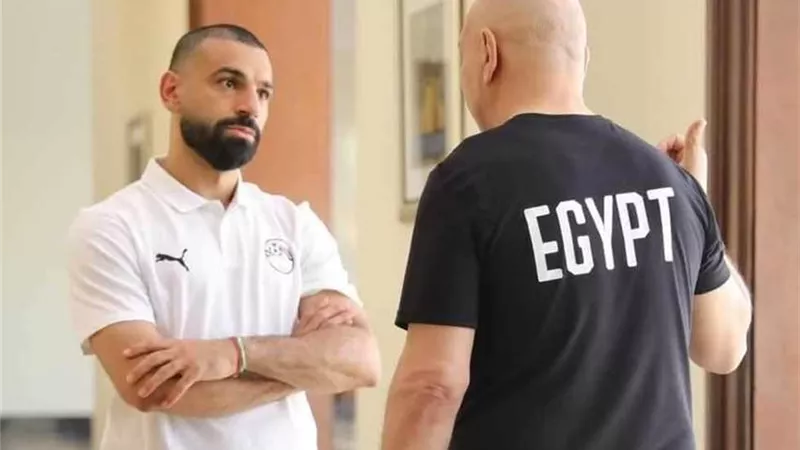 كواليس حديث حسام حسن ومحمد صلاح بمعسكر المنتخب