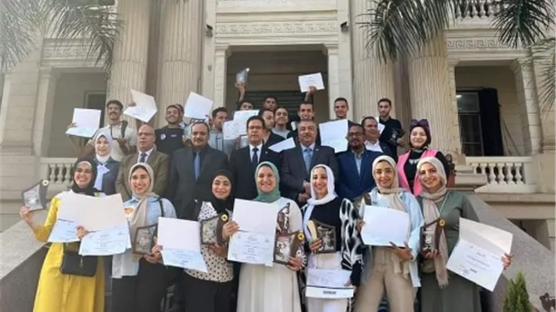 الجيزاوي يُكرم الطلاب المتميزين فى الأنشطة الطلابية بجامعة بنها
