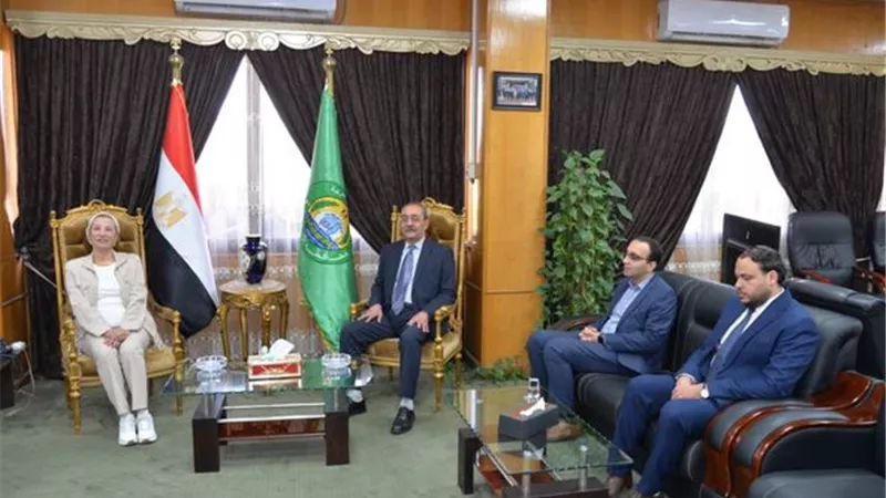وزيرة البيئة تبحث مبادرة إعادة تدوير القماش بالإسماعيلية