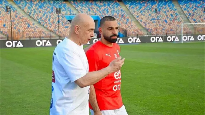 كيف يتعامل حسام حسن مع محمد صلاح .. شاهد وليد صلاح الدين يجيب