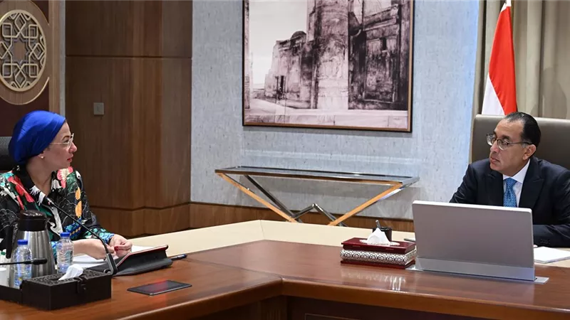 رئيس الوزراء يُتابع مع وزيرة البيئة ملفات العمل