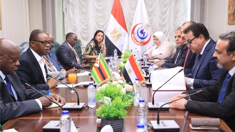 وزير الصحة يبحث مع نظيره الزيمبابوي سبل التعاون وتبادل الخبرات